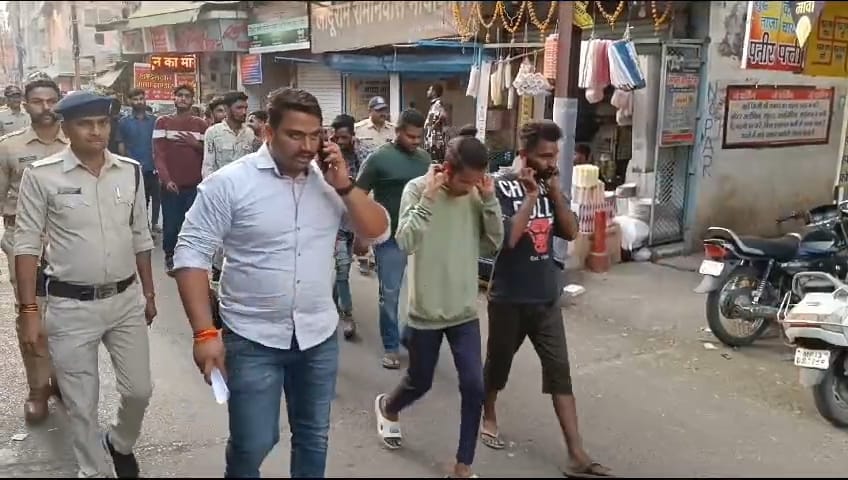 उज्जैन में निकला अनोखा जुलूस.... आगे आगे बज रहे थे ढोल, पीछे कान पकड़कर चल रहे थे रिकॉर्डशुदा ब