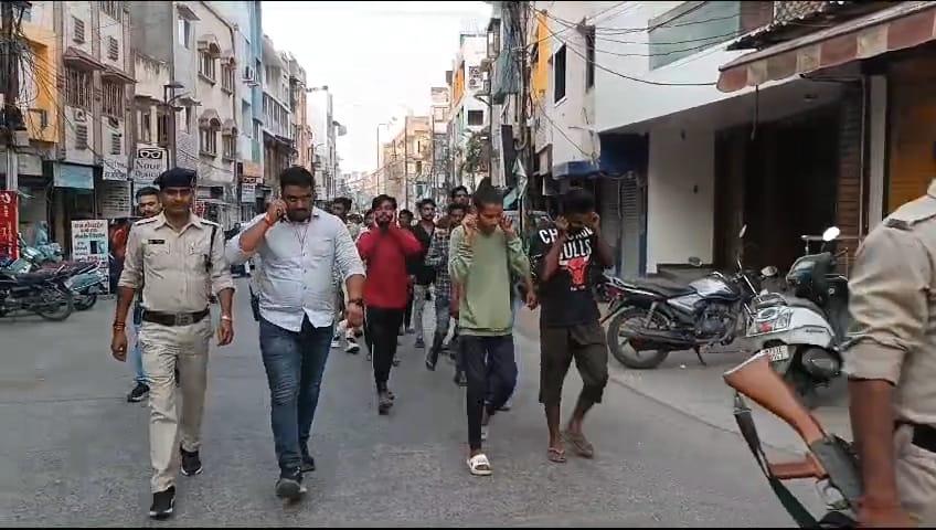 उज्जैन में निकला अनोखा जुलूस.... आगे आगे बज रहे थे ढोल, पीछे कान पकड़कर चल रहे थे रिकॉर्डशुदा ब