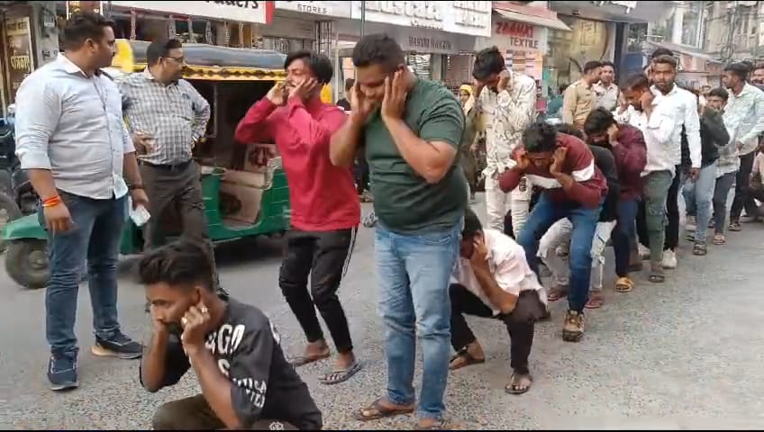 उज्जैन में निकला अनोखा जुलूस.... आगे आगे बज रहे थे ढोल, पीछे कान पकड़कर चल रहे थे रिकॉर्डशुदा ब