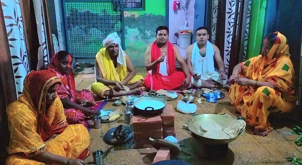 08जेएनडी04: हांसी ब्रांच नहर के घाट पर पानी में खड़ा होकर पूजा अर्चना करते हुए श्रद्धालु। संवाद 08जेएनडी04: हांसी ब्रांच नहर के घाट पर पानी में खड़ा होकर पूजा अर्चना करते हुए श्रद्धालु। संवाद