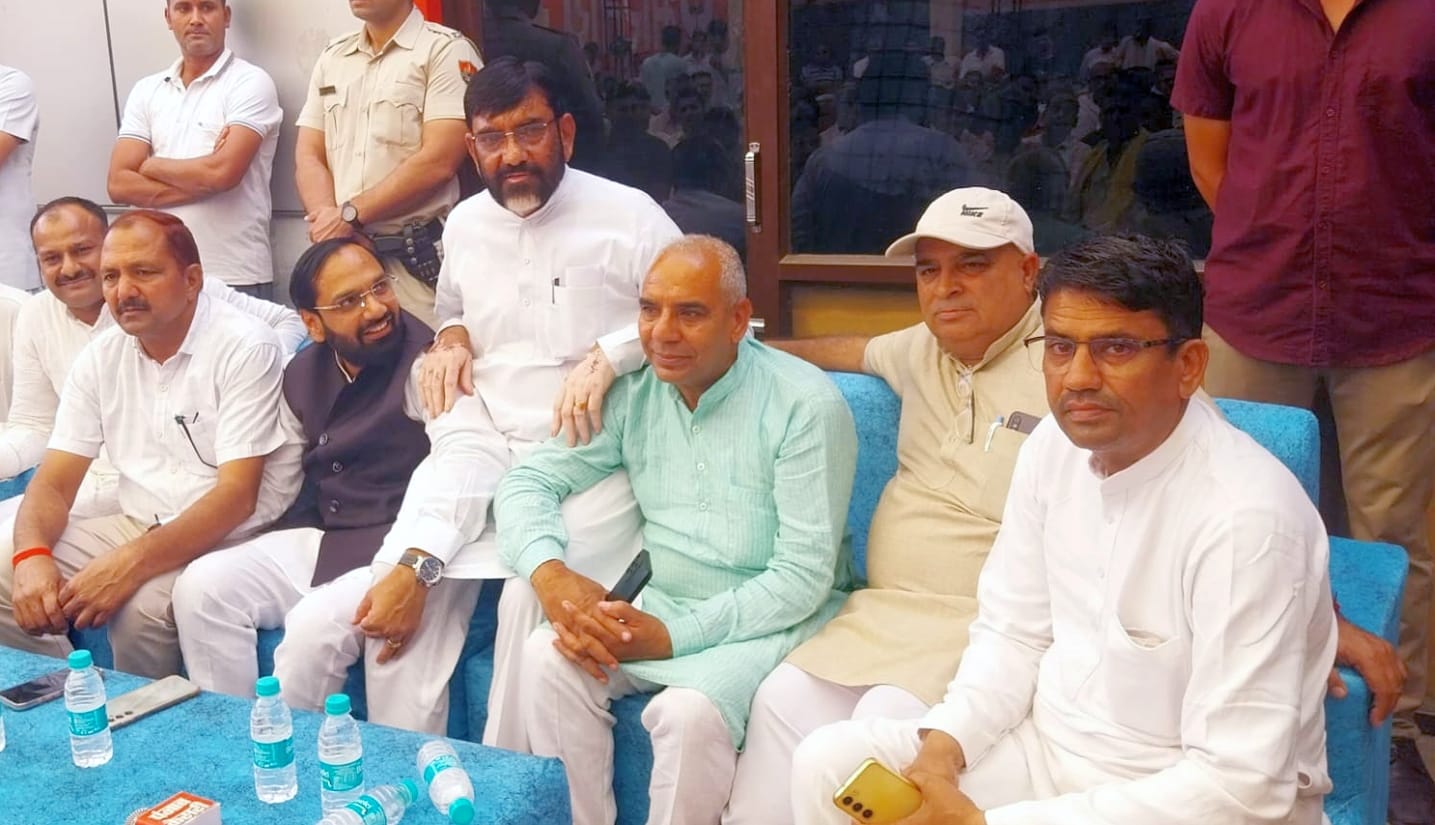 08जेएनडी17: भाजपा सदस्यता अभियान के तहत आयोजित मीटिंग में मौजूद विधायक देवेंद्र अत्री। संवाद 08जेएनडी17: भाजपा सदस्यता अभियान के तहत आयोजित मीटिंग में मौजूद विधायक देवेंद्र अत्री। संवाद
