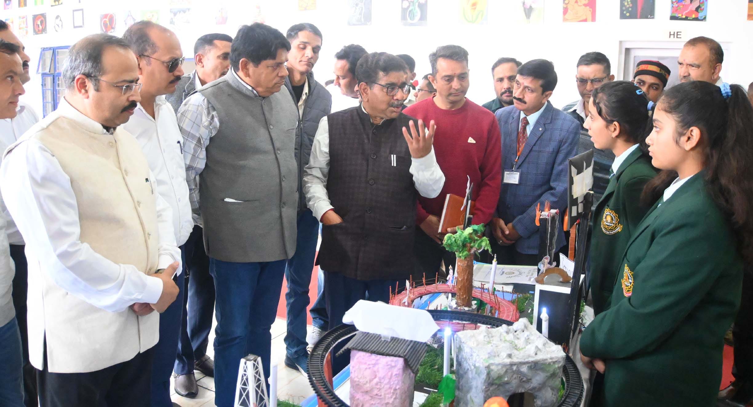 हैप्स विकासनगर में 32वें बाल विज्ञान सम्मेलन के शुभारंभ पर प्रस्तुति देती छात्रा। संवाद