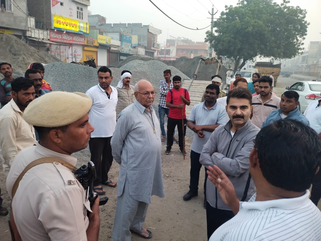 महाअभियान के दौरान सड़क पर पशुओं को बाइक से हांकते हुए कर्मचारी महाअभियान के दौरान सड़क पर पशुओं को बाइक से हांकते हुए कर्मचारी