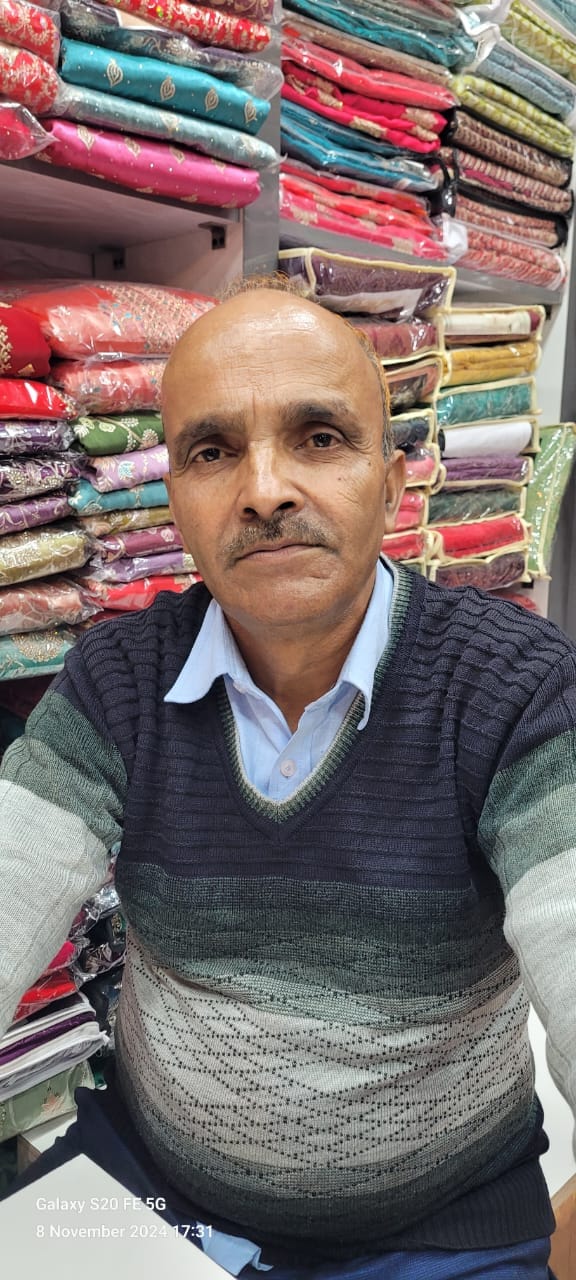 मैहरे बाजार में मुख्य सड़क पर बिखरा कचरा। संवाद
