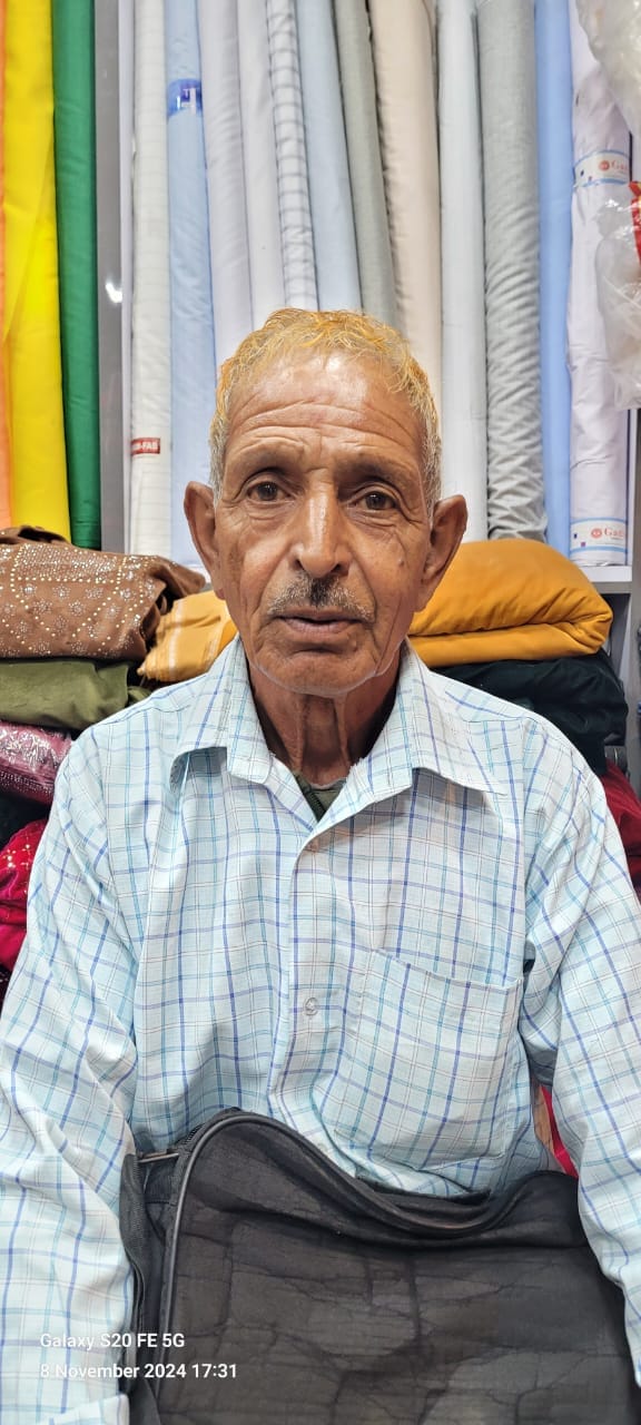 मैहरे बाजार में मुख्य सड़क पर बिखरा कचरा। संवाद
