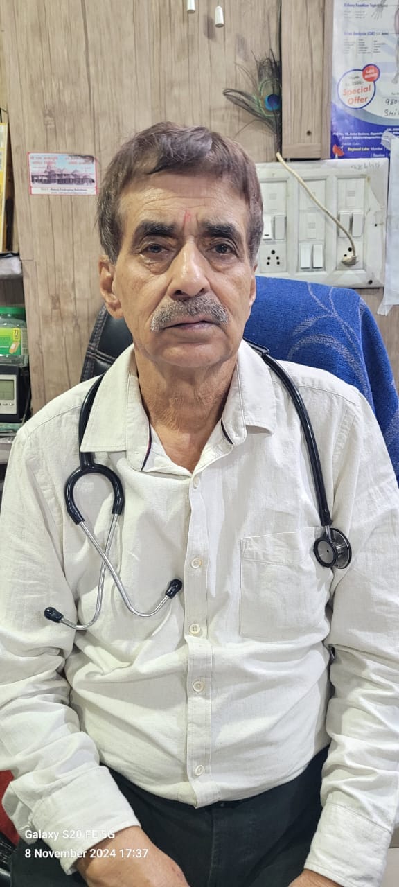 मैहरे बाजार में मुख्य सड़क पर बिखरा कचरा। संवाद