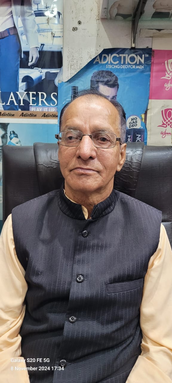 मैहरे बाजार में मुख्य सड़क पर बिखरा कचरा। संवाद