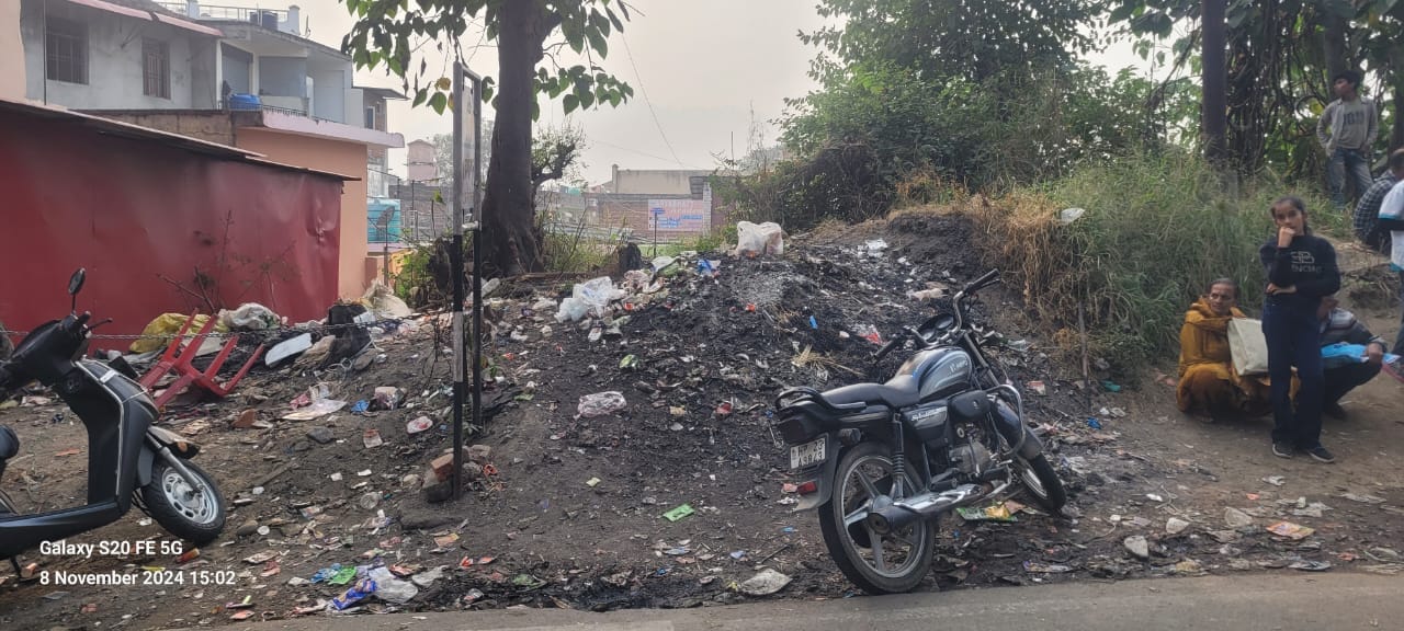 मैहरे बाजार में मुख्य सड़क पर बिखरा कचरा। संवाद