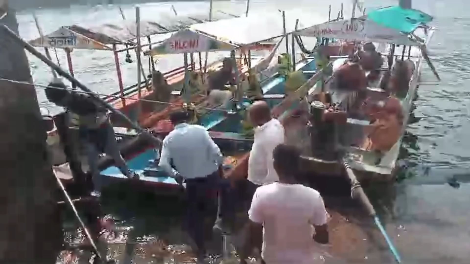 ओंकारेश्वर में अवैध नावों का संचालन करवाया बंद