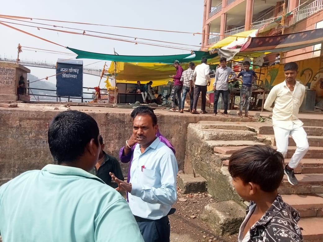 ओंकारेश्वर में अवैध नावों का संचालन करवाया बंद