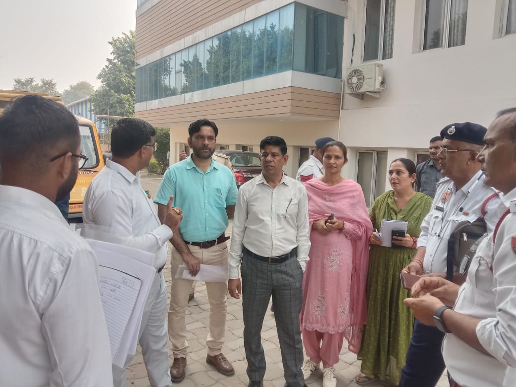 शहर थाना में इमीग्रेशन सेंटर संचालकों के साथ बैठक करते हुए शहर थाना प्रभारी सब इंस्पेक्टर सत्यव शहर थाना में इमीग्रेशन सेंटर संचालकों के साथ बैठक करते हुए शहर थाना प्रभारी सब इंस्पेक्टर सत्यव