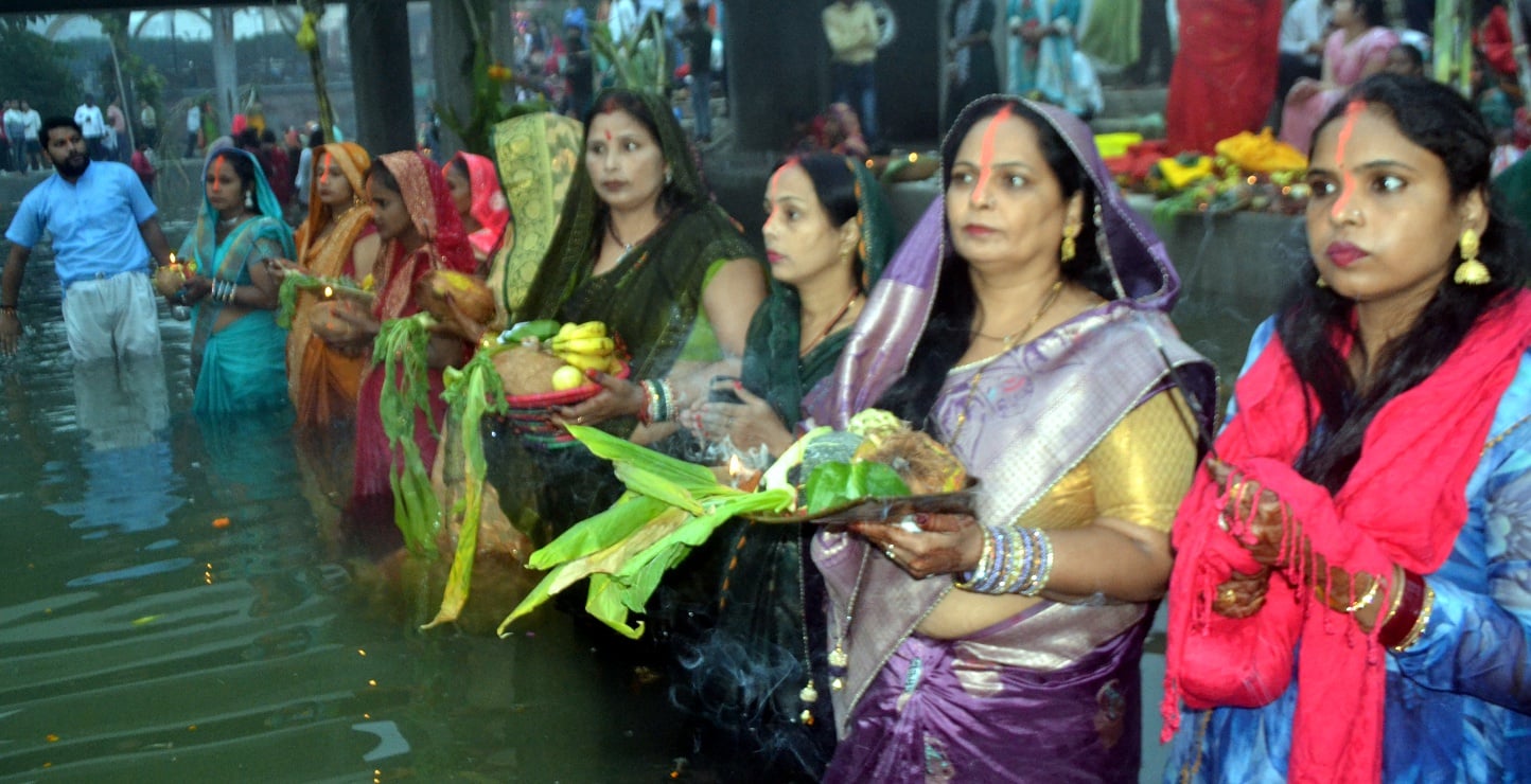 शामली में  हनुमान धाम पर छठ पूजा के दौरान  सूर्य भगवान को अर्घ्य  देने के बाद सिंदूर लगाती महिल