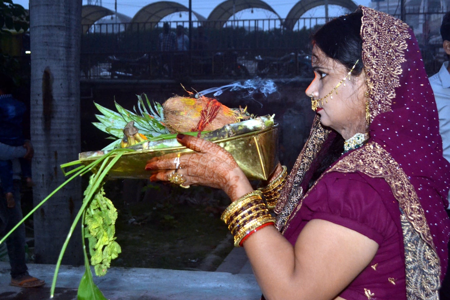 शामली में  हनुमान धाम पर छठ पूजा के दौरान  सूर्य भगवान को अर्घ्य  देने के बाद सिंदूर लगाती महिल