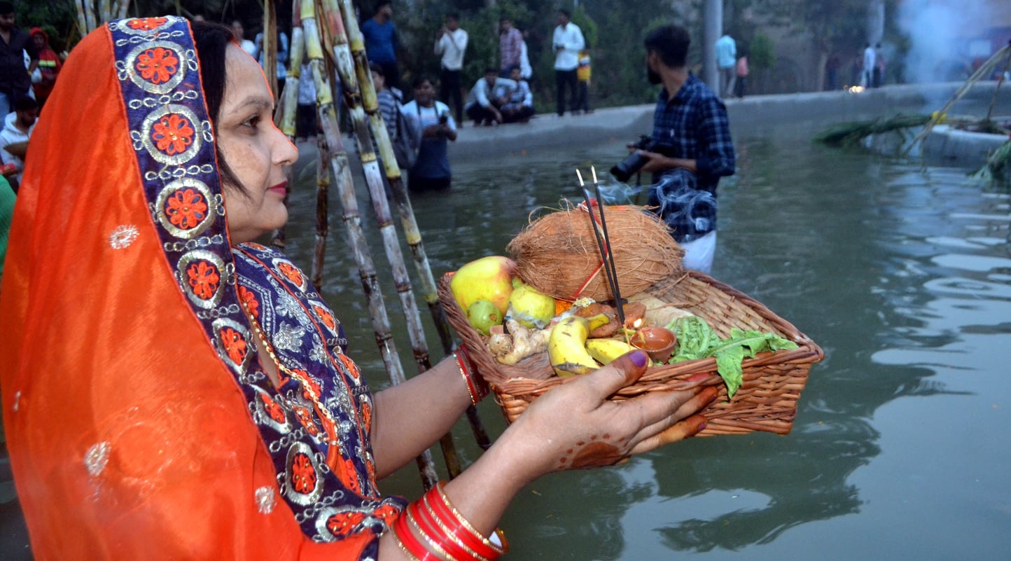शामली में  हनुमान धाम पर छठ पूजा के दौरान  सूर्य भगवान को अर्घ्य  देने के बाद सिंदूर लगाती महिल