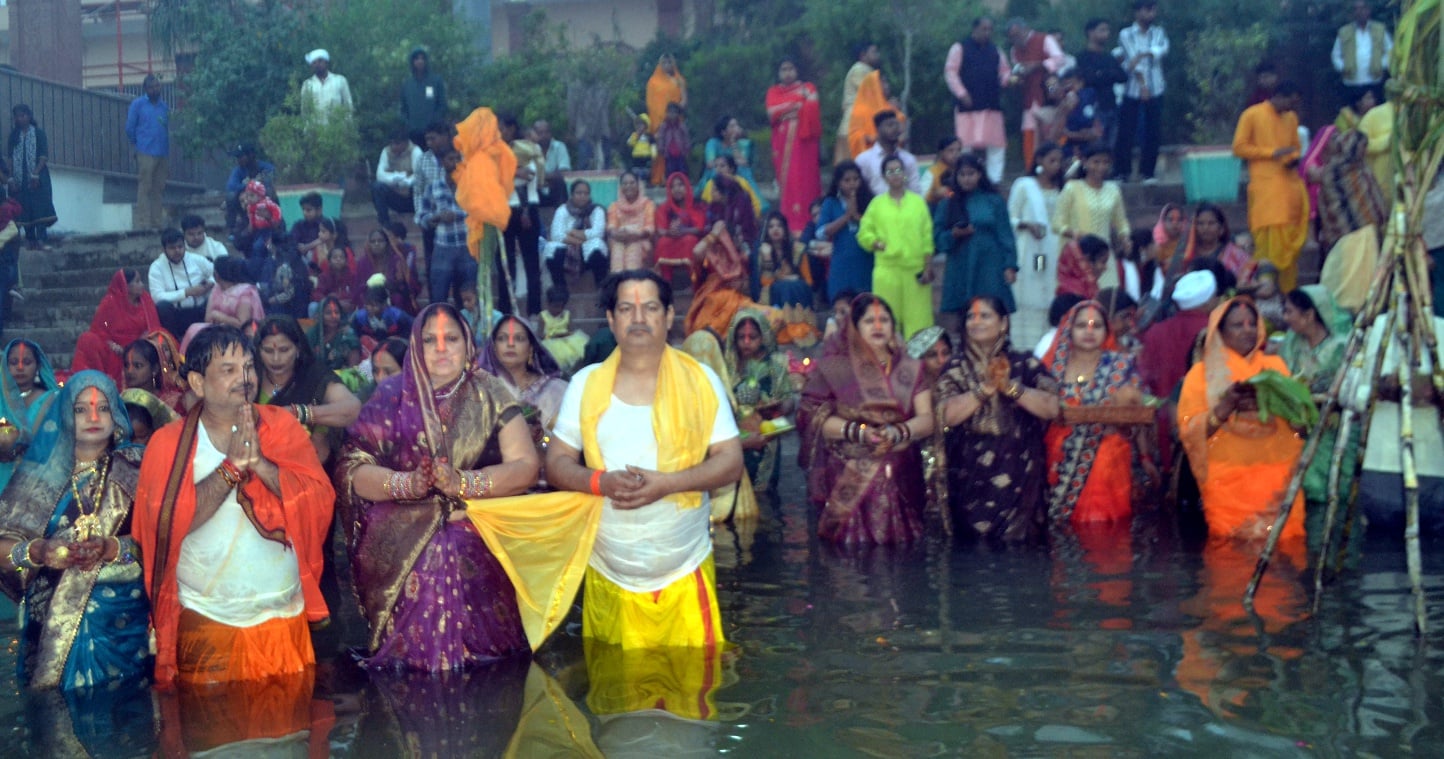 शामली में  हनुमान धाम पर छठ पूजा के दौरान  सूर्य भगवान को अर्घ्य  देने के बाद सिंदूर लगाती महिल
