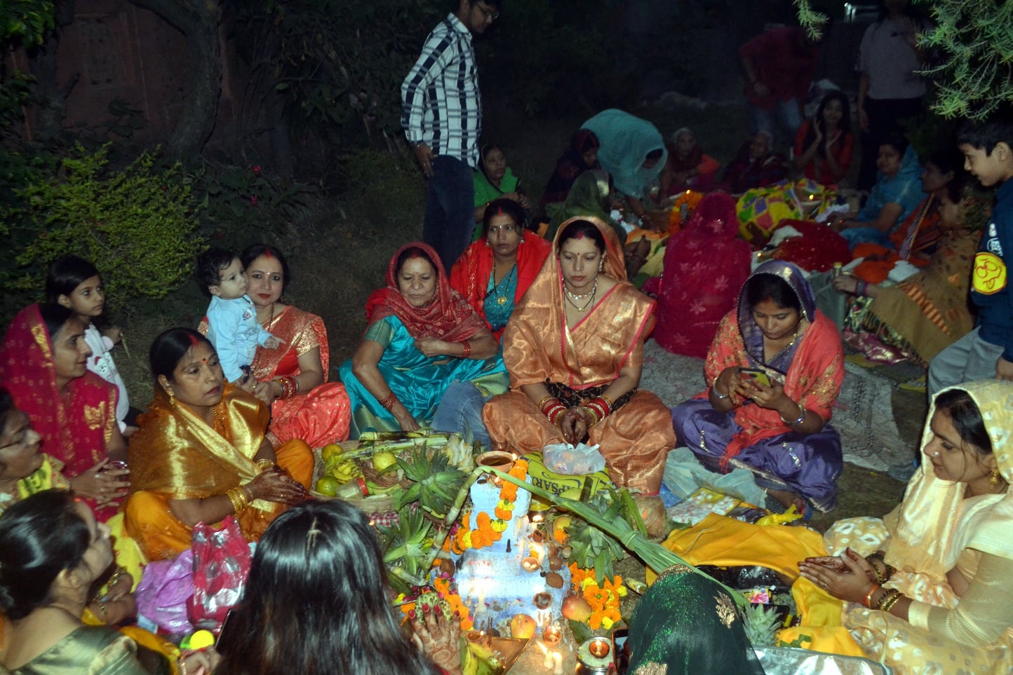 शामली में  हनुमान धाम पर छठ पूजा के दौरान  सूर्य भगवान को अर्घ्य  देने के बाद सिंदूर लगाती महिल
