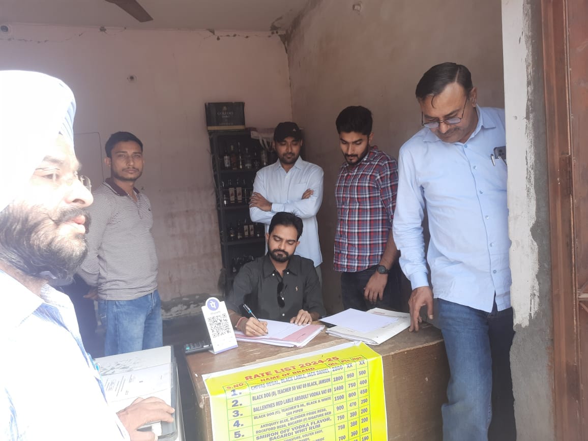 शराब ठेके पर कार्रवाई करने पहुंची सीएम फ्लाइंग की टीम। संवाद शराब ठेके पर कार्रवाई करने पहुंची सीएम फ्लाइंग की टीम। संवाद