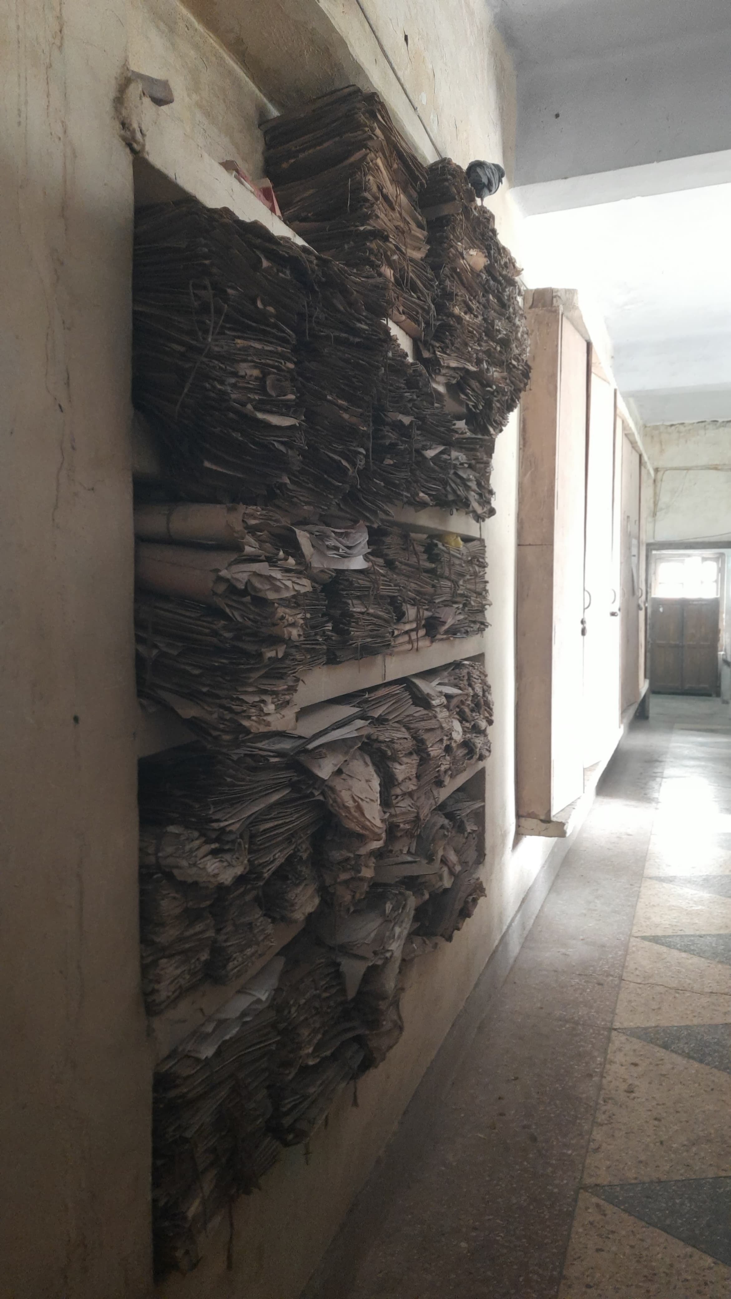 यमुनानगर नगर निगम कार्यालय में बिखरी पड़ी बिजली की तारें। संवाद