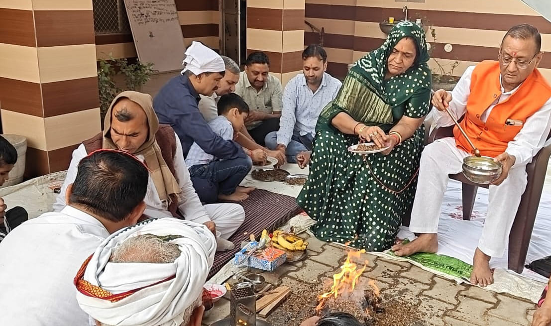 09जेएनडी07: गोपाष्टमी पर्व पर श्री सोमनाथ गोशाला में गाय की पूजा करते हुए श्रद्धालु। संवाद 09जेएनडी07: गोपाष्टमी पर्व पर श्री सोमनाथ गोशाला में गाय की पूजा करते हुए श्रद्धालु। संवाद