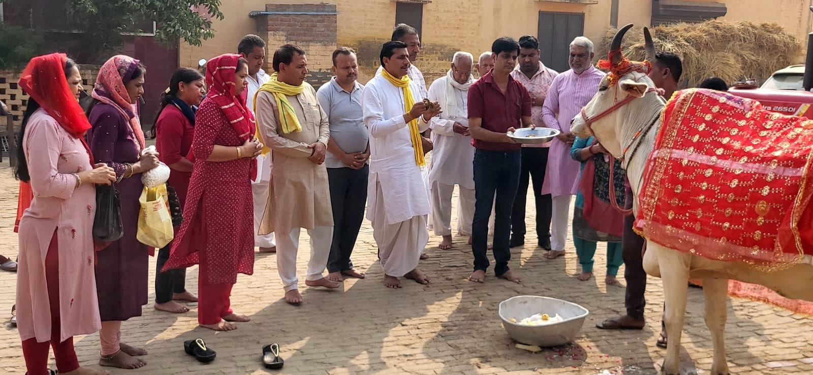 09जेएनडी07: गोपाष्टमी पर्व पर श्री सोमनाथ गोशाला में गाय की पूजा करते हुए श्रद्धालु। संवाद 09जेएनडी07: गोपाष्टमी पर्व पर श्री सोमनाथ गोशाला में गाय की पूजा करते हुए श्रद्धालु। संवाद
