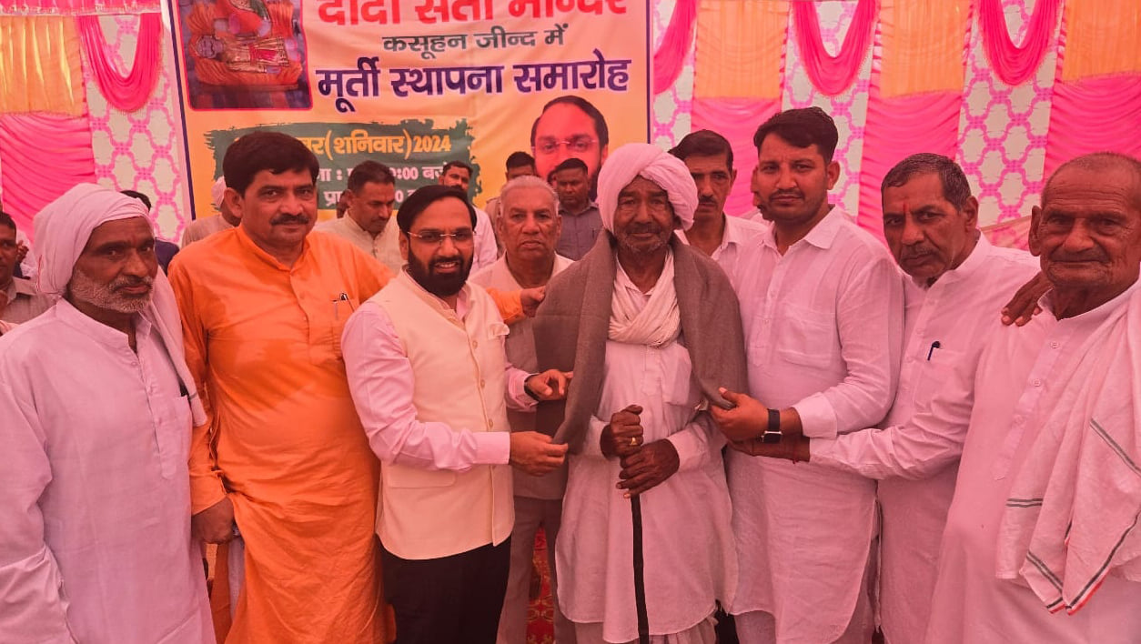 09जेएनडी10: कसूहन गांव में कार्यक्रम में पहुंचे भाजपा विधायक देवेंद्र अत्री। संवाद