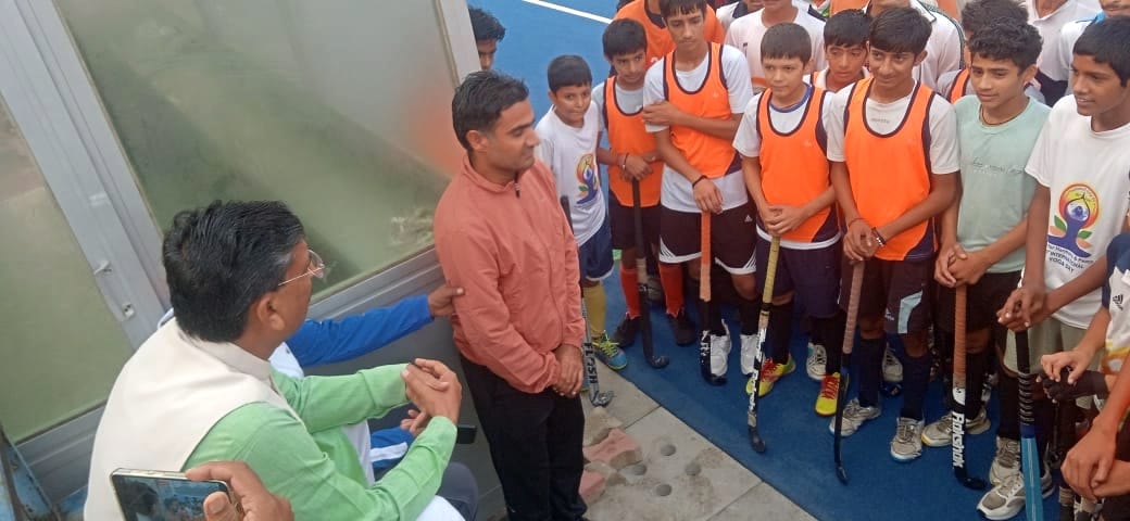 09जेएनडी23: खिलाड़ियों के सामने बैठ उनकी समस्या सुनते मंत्री कृष्ण कुमार बेदी। संवाद 09जेएनडी23: खिलाड़ियों के सामने बैठ उनकी समस्या सुनते मंत्री कृष्ण कुमार बेदी। संवाद