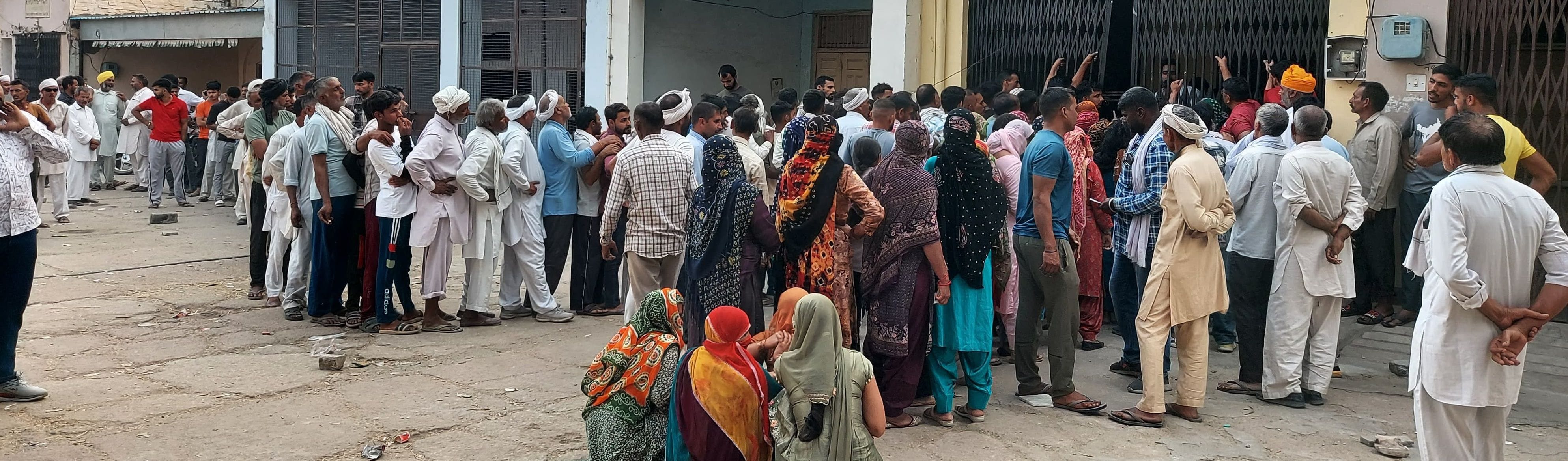 10जेएनडी19-खाद वितरण केंद्र के बाहर खाद लेने आए किसानों की लगी लंबी कतार। संवाद