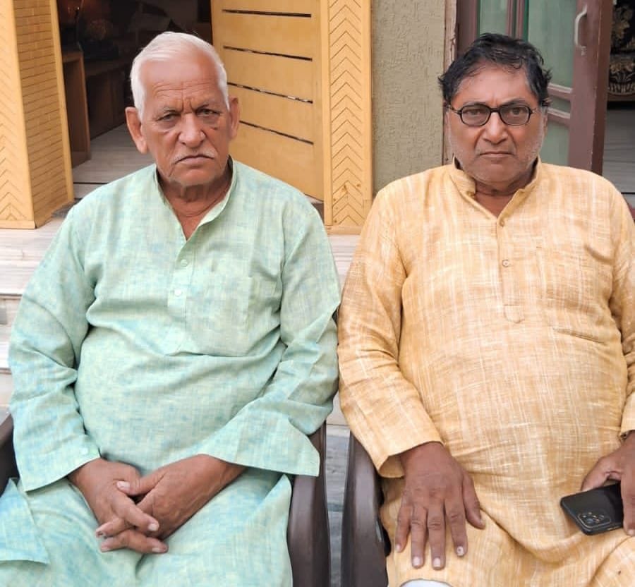 10जेएनडी22-न्यू बस स्टैंड मार्किट एसोसिएशन प्रधान पंडित वेद प्रकाश और उपप्रधान महेंन्द्र पाल गर