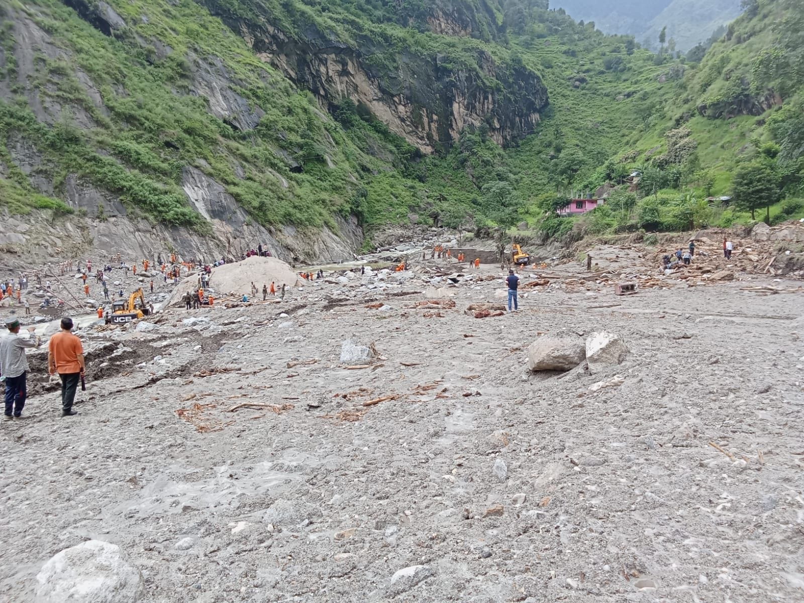 बीती 31 जुलाई को श्रीखंड महादेव की पहाड़ी में बादल फटने से आई थी बाढ़। फाईल फोटो