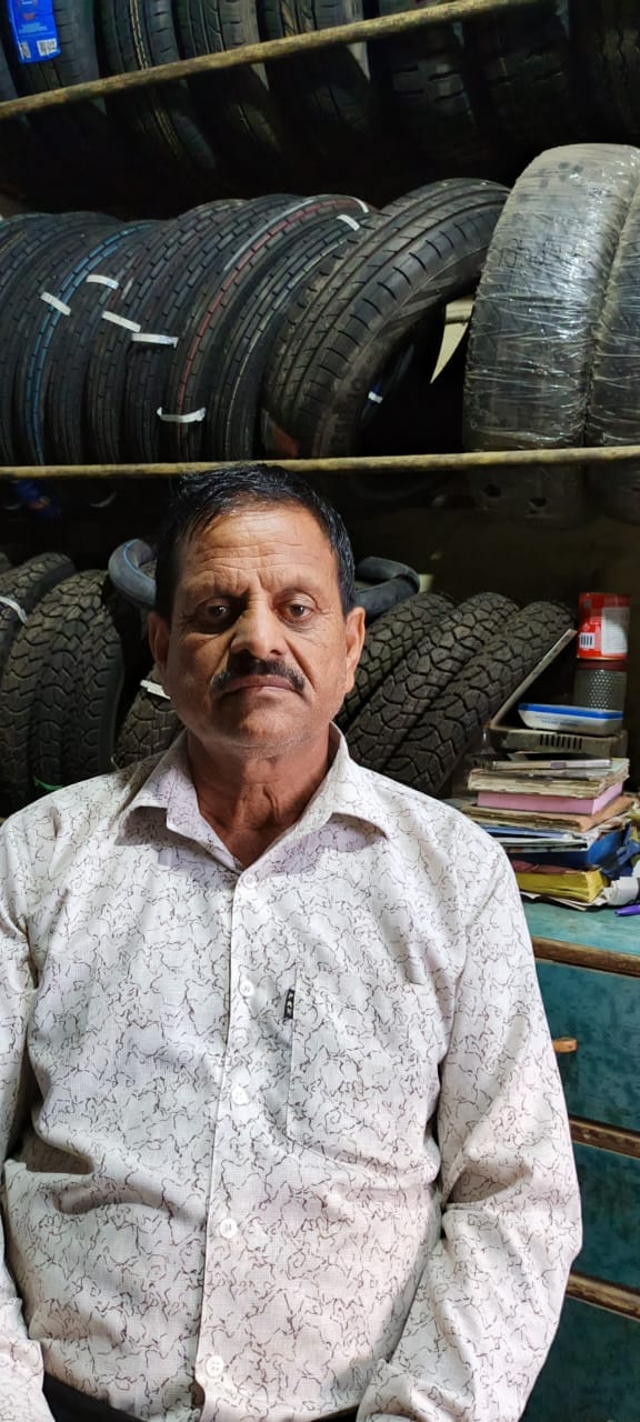 छावनी के लाल कुर्ती बाजार में आ रहे गंदे पानी को दिखाते लोग। सवयं