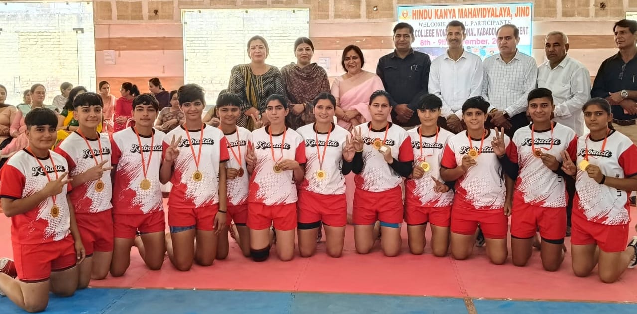 हिंदू कन्या काॅलेज में आयोजित प्रतियोगिता में दमखम दिखातीं महिला खिलाड़ी। संवाद हिंदू कन्या काॅलेज में आयोजित प्रतियोगिता में दमखम दिखातीं महिला खिलाड़ी। संवाद