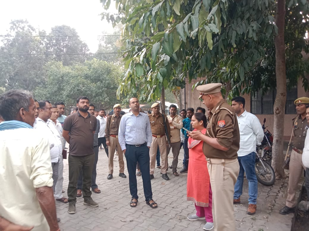 पलिया तहसील की पानी की टंकी पर चढ़े युवक। संवाद पलिया तहसील की पानी की टंकी पर चढ़े युवक। संवाद