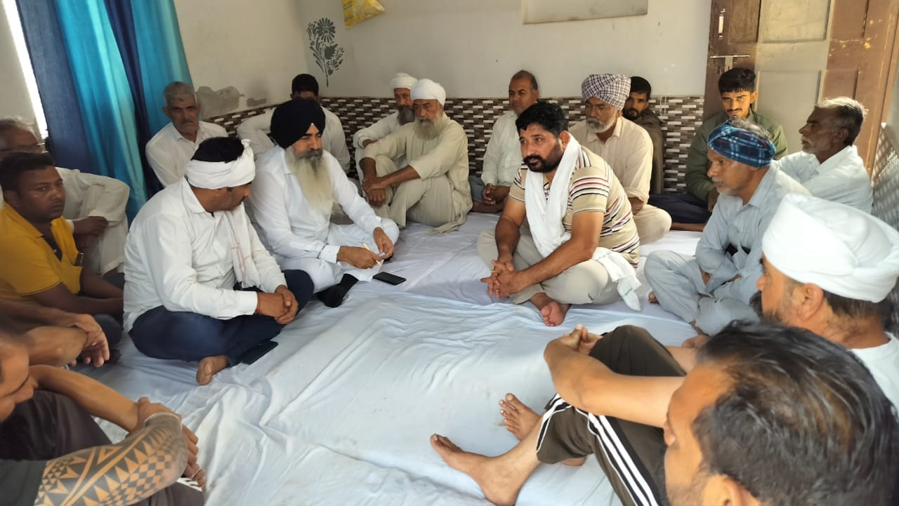 रोड पर पलटी हुई ट्रेक्टर ट्राली और बिखरा हुआ धान। संवाद। रोड पर पलटी हुई ट्रेक्टर ट्राली और बिखरा हुआ धान। संवाद।