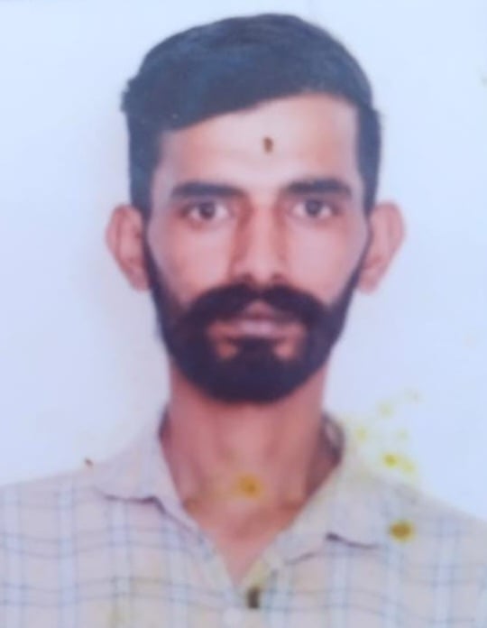 रोड पर पलटी हुई ट्रेक्टर ट्राली और बिखरा हुआ धान। संवाद। रोड पर पलटी हुई ट्रेक्टर ट्राली और बिखरा हुआ धान। संवाद।