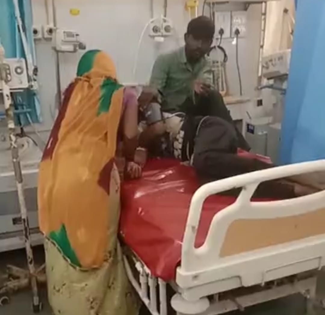 सिरोही। आपसी जमीनी विवाद को लेकर 2 पक्षों में लाठियों एवं कुल्हाड़ियों से मारपीट की घटना में 2 