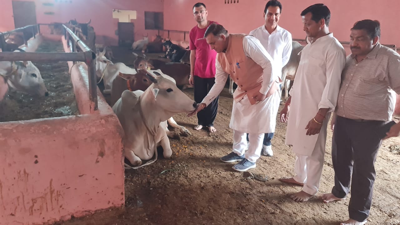 श्री कृष्ण गौशाला यमकेश्वर तीर्थ हुसैनी के गोपाष्टमी कार्यक्रम में पहुंचे श्रद्धालु। संस्था श्री कृष्ण गौशाला यमकेश्वर तीर्थ हुसैनी के गोपाष्टमी कार्यक्रम में पहुंचे श्रद्धालु। संस्था