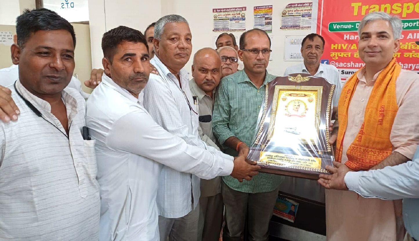 10जेएनडी07-मुख्यातिथि तेजेंद्र ढुल को सम्मानित करते संघ के पदाधिकारी। स्रोत संगठन