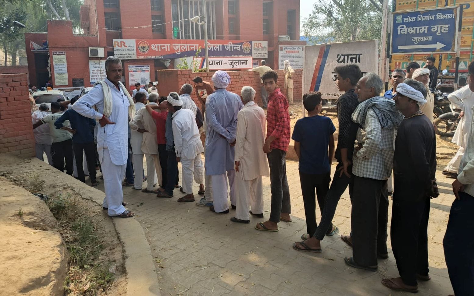 10जेएनडी13-जुलाना थाने के बाहर लगी किसानों की लंबी कतारें। संवाद 10जेएनडी13-जुलाना थाने के बाहर लगी किसानों की लंबी कतारें। संवाद