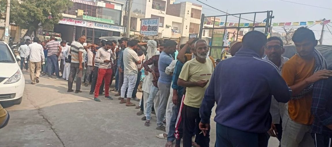 10जेएनडी13-जुलाना थाने के बाहर लगी किसानों की लंबी कतारें। संवाद 10जेएनडी13-जुलाना थाने के बाहर लगी किसानों की लंबी कतारें। संवाद