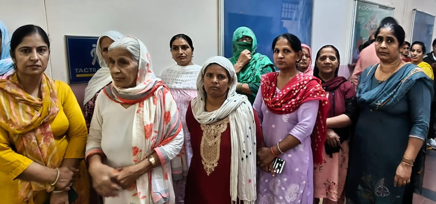 11सीटीके05..लघु सचिवालय में सोमवार को समाधान शिविर में लोगों की समस्या सुनते उपायुक्त धीरेंद्र 11सीटीके05..लघु सचिवालय में सोमवार को समाधान शिविर में लोगों की समस्या सुनते उपायुक्त धीरेंद्र