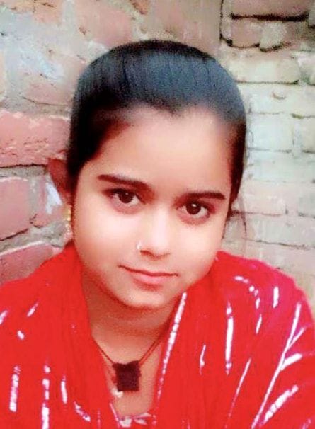 अल्हागंज के मोहल्ला बगिया प्रथम में दिलदार के घर के बाहर गमजदा लोग। संवाद