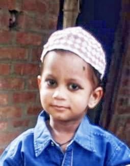 अल्हागंज के मोहल्ला बगिया प्रथम में दिलदार के घर के बाहर गमजदा लोग। संवाद