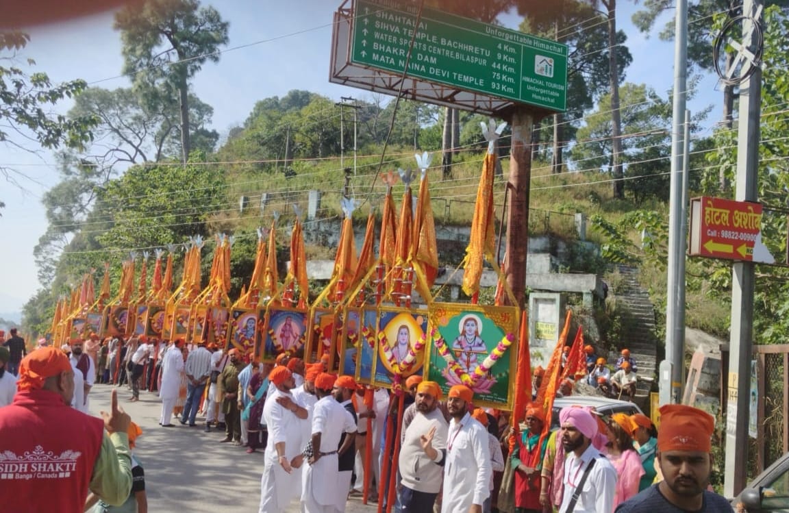 बाबा बालक नाथ मंदिर दियोटसिद्ध में दर्शनों के लिए कतारों में लगे श्रद्धालु। संवाद