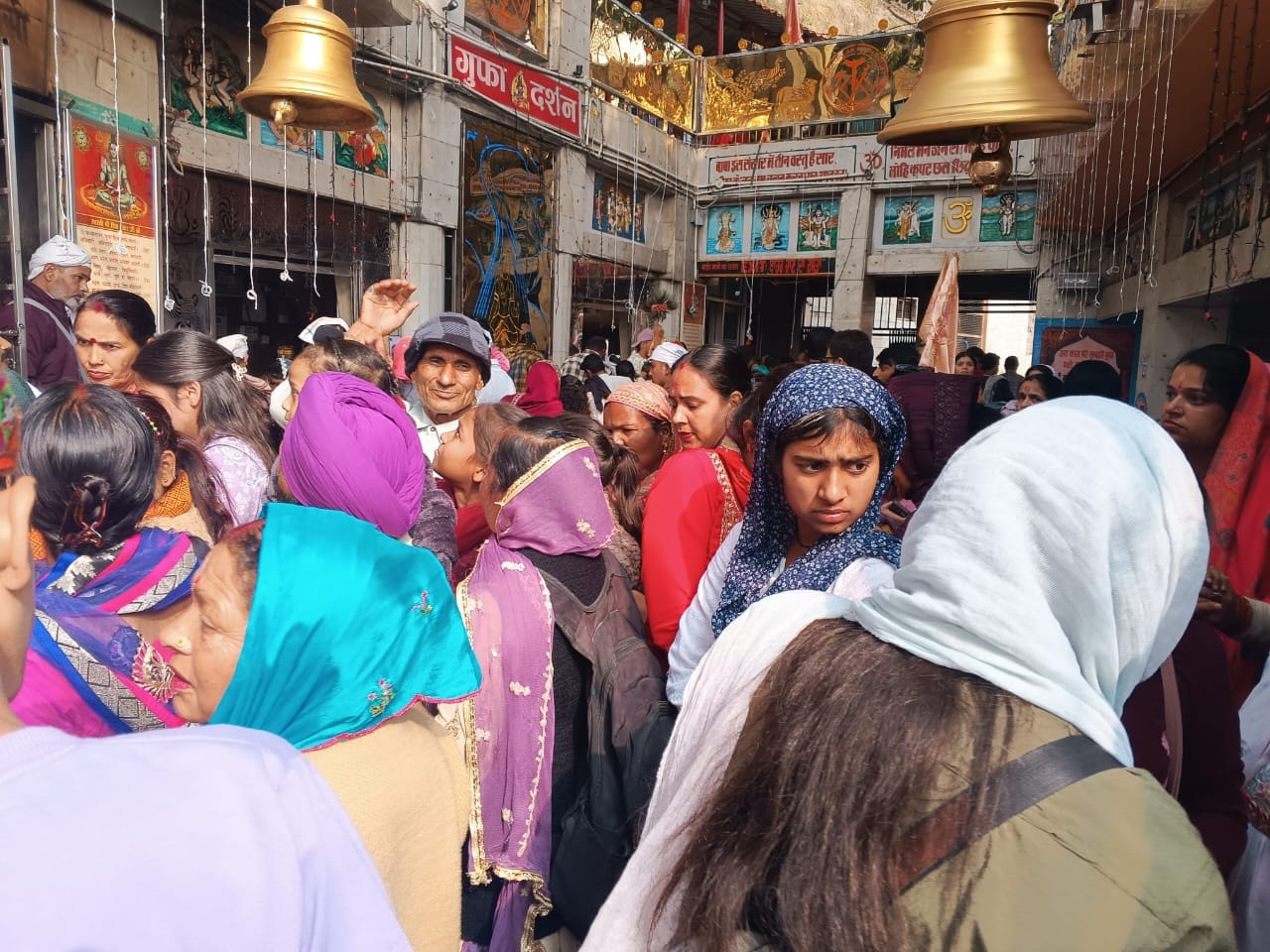 बाबा बालक नाथ मंदिर दियोटसिद्ध में दर्शनों के लिए कतारों में लगे श्रद्धालु। संवाद