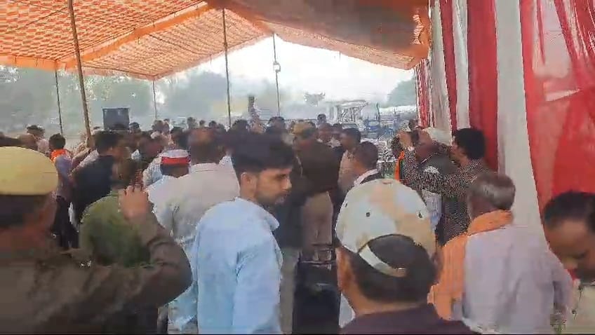 बरखेड़ा बजाज चीनी मिल के केन यार्ड के पास धरने पर बैठे किसान।संवाद