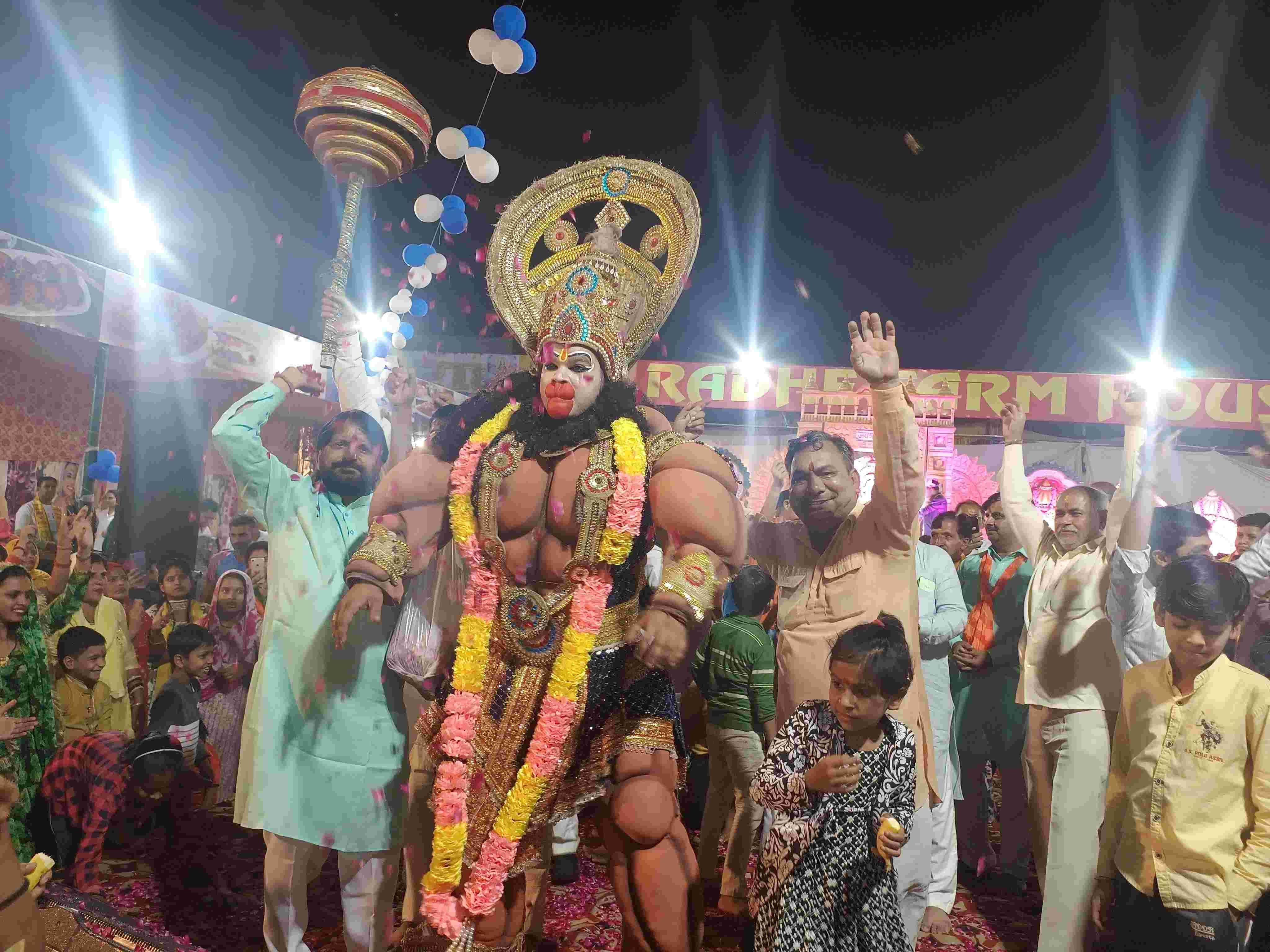 -फोटो 51 : गायक राजू हंस के भजनों पर झूमते मंडल पदाधिकारी व अन्य।