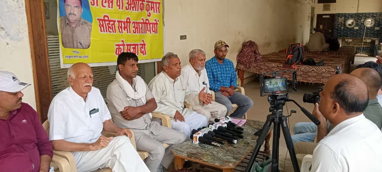 जाट धर्मशाला में राजकुमार फौजी संघर्ष समिति के सदस्यगण बैठक करते। जाट धर्मशाला में राजकुमार फौजी संघर्ष समिति के सदस्यगण बैठक करते।