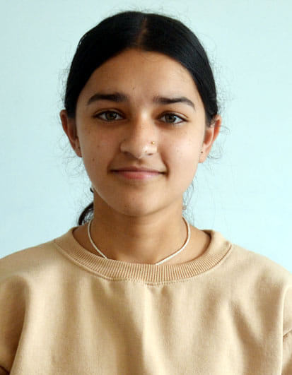 कन्या स्कूल हमीरपुर में अतुल महेश्वरी परीक्षा देने के लिए पहुंचे विद्यार्थियों के साथ आए अभिभाव