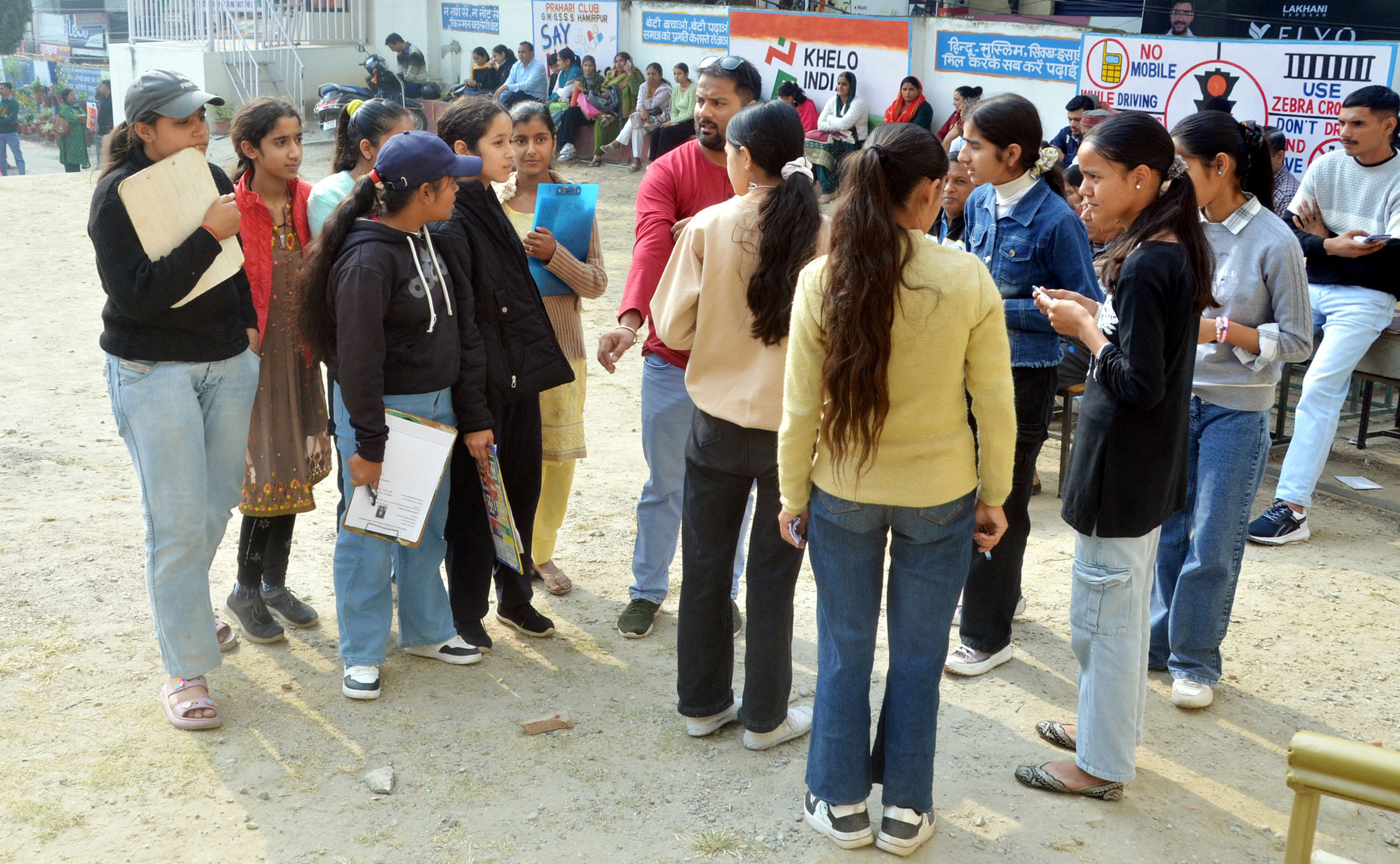 कन्या स्कूल हमीरपुर में अतुल महेश्वरी परीक्षा देने के लिए पहुंचे विद्यार्थियों के साथ आए अभिभाव