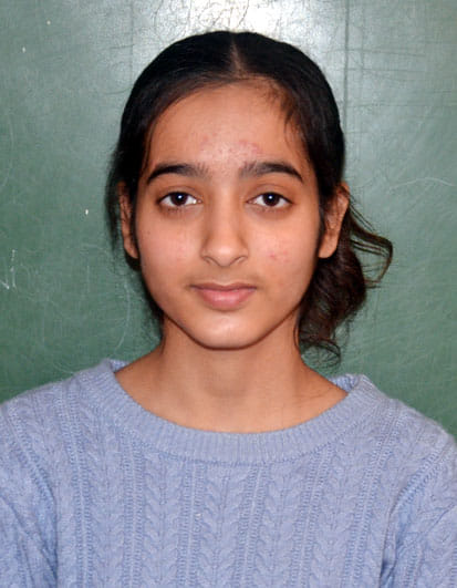 कन्या स्कूल हमीरपुर में अतुल महेश्वरी परीक्षा देने के लिए पहुंचे विद्यार्थियों के साथ आए अभिभाव